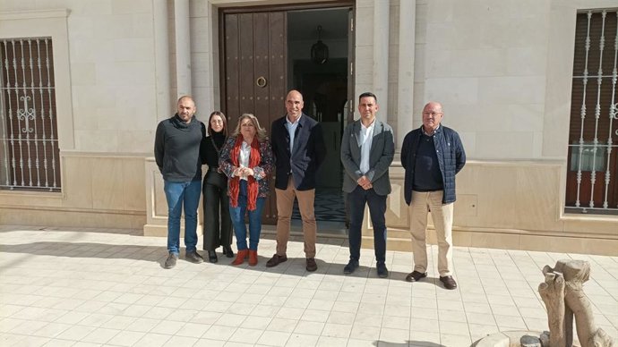 Gonzalo Domínguez con el alcalde de Gilena y sus ediles