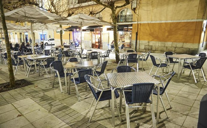 Archivo - Terrazas vacías de un establecimiento de Santander.- Archivo