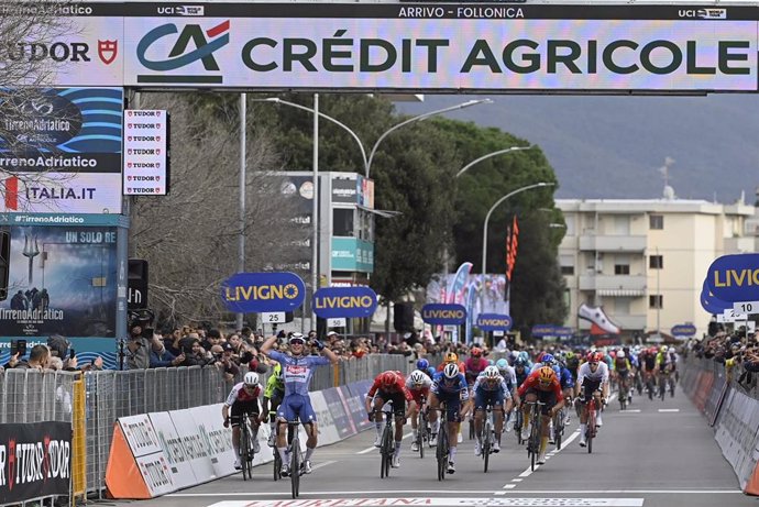 El ciclista belga Jasper Philipsen (Alpecin-Deceuninck) gana la segunda etapa de la Tirreno-Adriático 2024, en Follonica