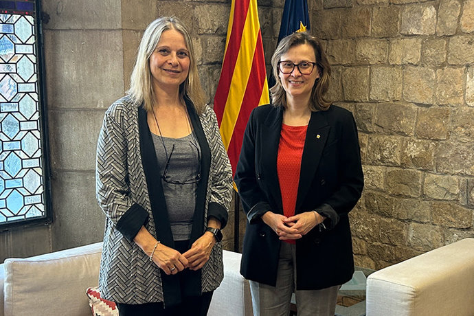 La directora ejecutiva de Unrwa en España, Raquel Martí, y la consellera de Acción Exterior, Meritxell Serret