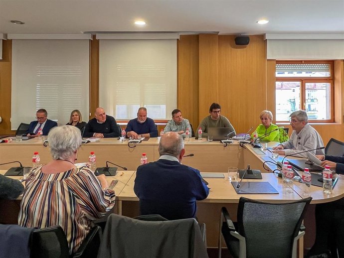 El portavoz de la plataforma 'Salvar Torrelavega de una ZBE ruinosa', Ángel Herreros, interviene en el Pleno del Ayuntamiento