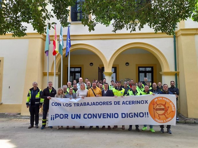 Representantes de la Mancomunidad de Municipios del Campo de Gibraltar junto a trabajadores en huelga de Acerinox.