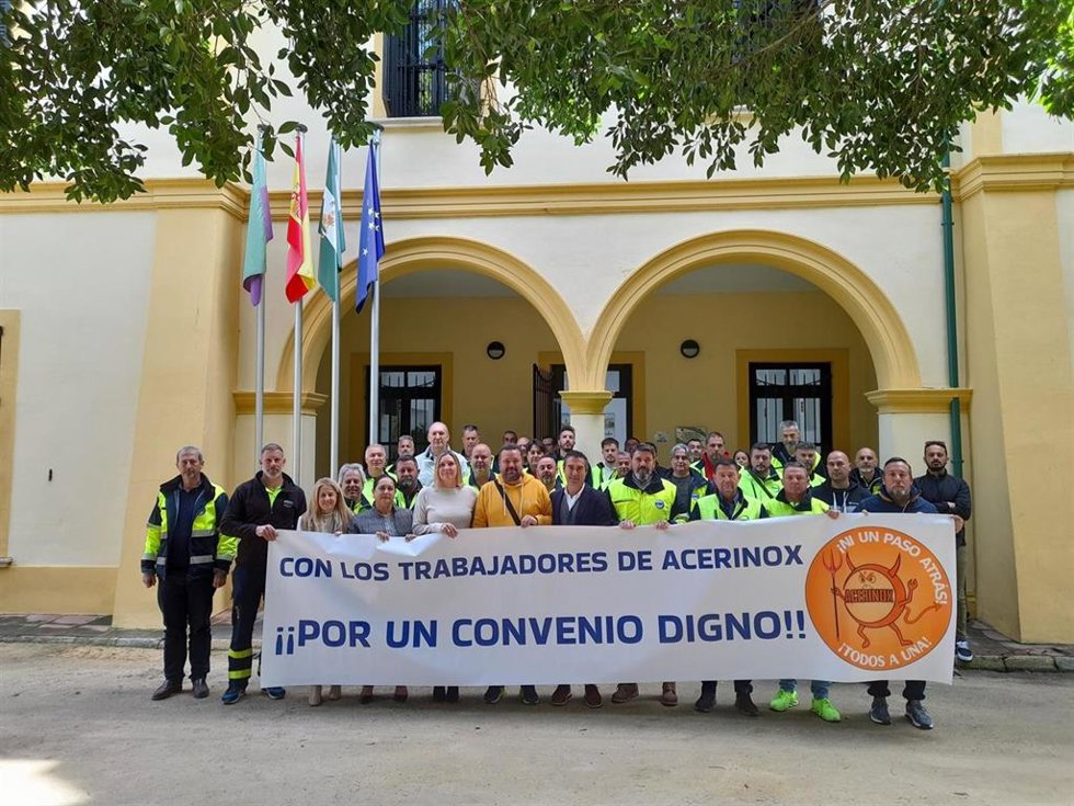 Representantes de la Mancomunidad de Municipios del Campo de Gibraltar junto a trabajadores en huelga de Acerinox.