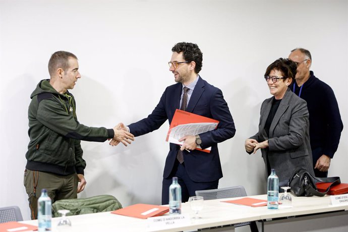 El ministre de Medi Ambient, Agricultura i Ramaderia d'Andorra, Guillem Casal, saluda els membres de la Comissió d'Agricultura i Ramaderia.