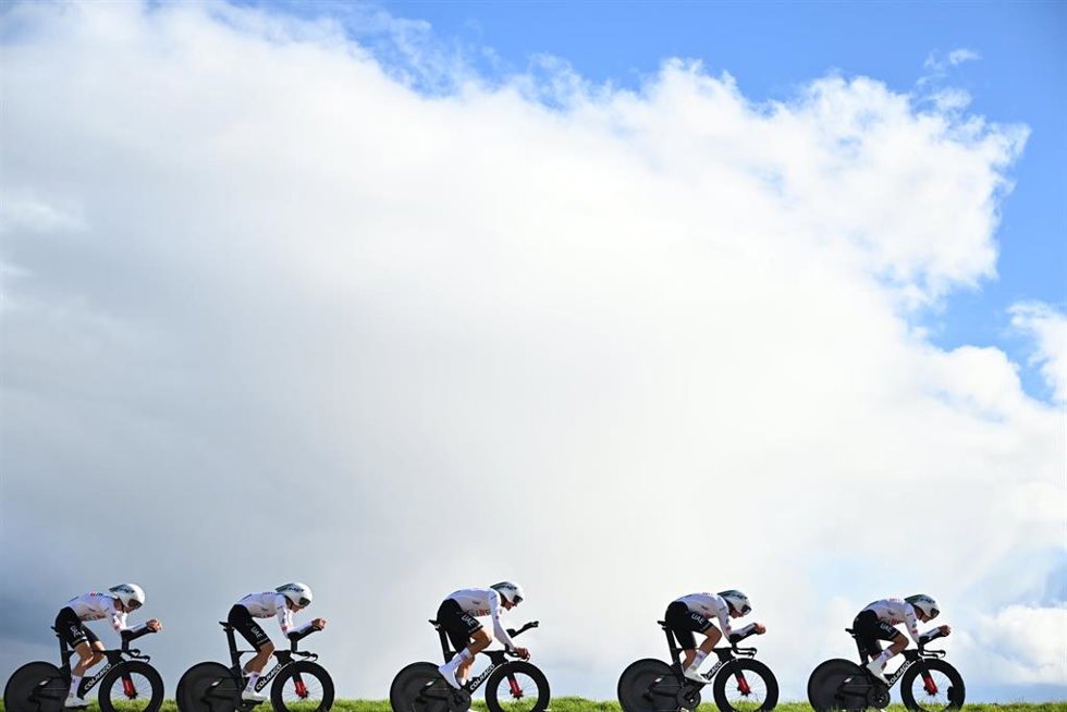El UAE Team Emirates gana la crono por equipos de la París-Niza y sitúa líder a Brandon McNulty (foto de A.S.O. / Billy Ceusters)