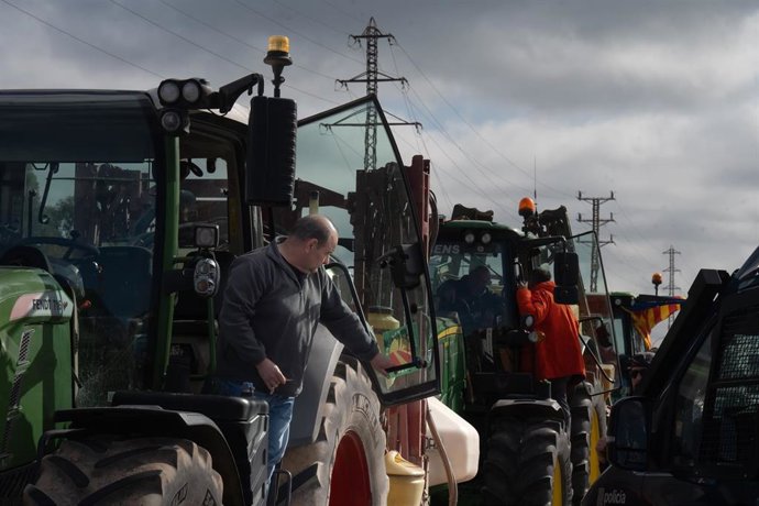Tractores se dirigen a entrar a Mercabarna, a 13 de febrero de 2024, en Barcelona, Catalunya (España)