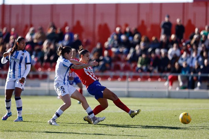 Archivo - Sheila Guijarro intenta rematar un balón en el Atlético de Madrid-Real Sociedad de la Liga F 23-24