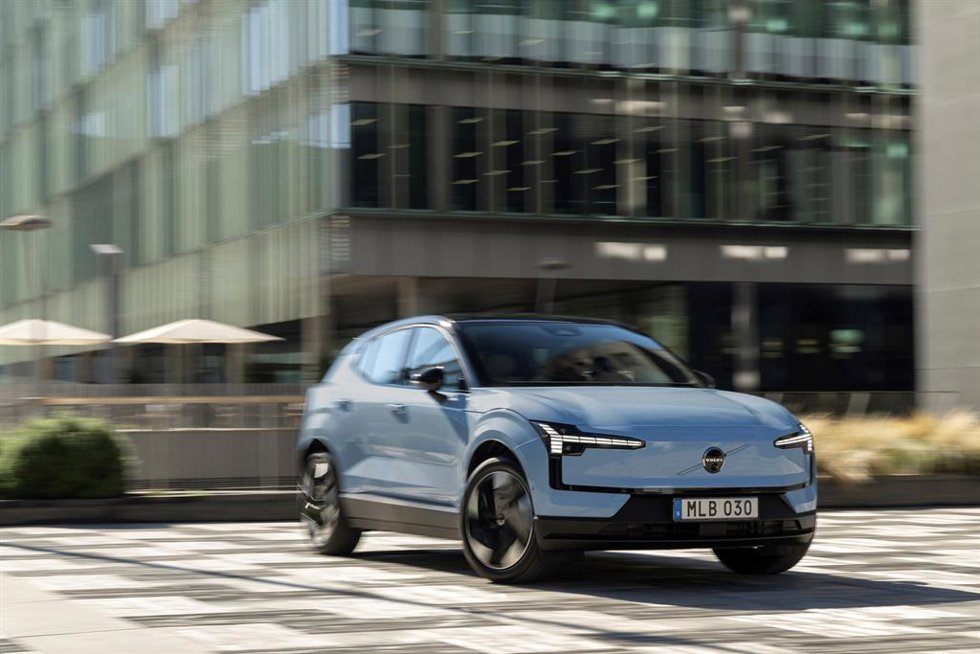 Volvo matricula 50.315 vehículos en febrero, un 2% menos, pero con un récord de venta en electrificados. En la imagen Volvo EX30.