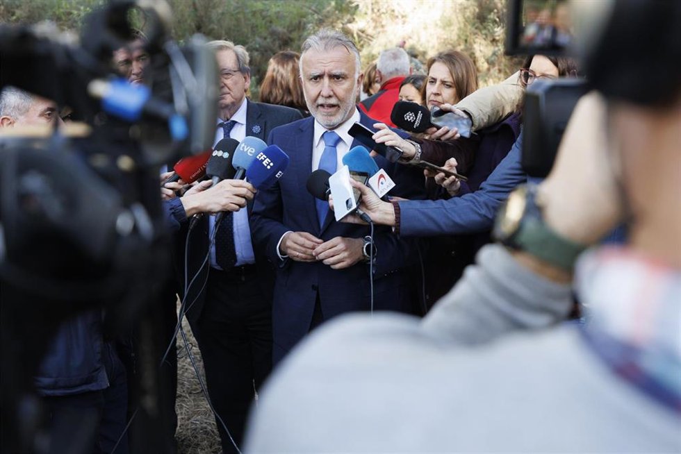 El ministro Ángel Víctor Torres atiende a los medios