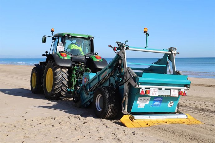 Arranca a Sueca la campanya de neteja de platges de la Diputació de Valencia