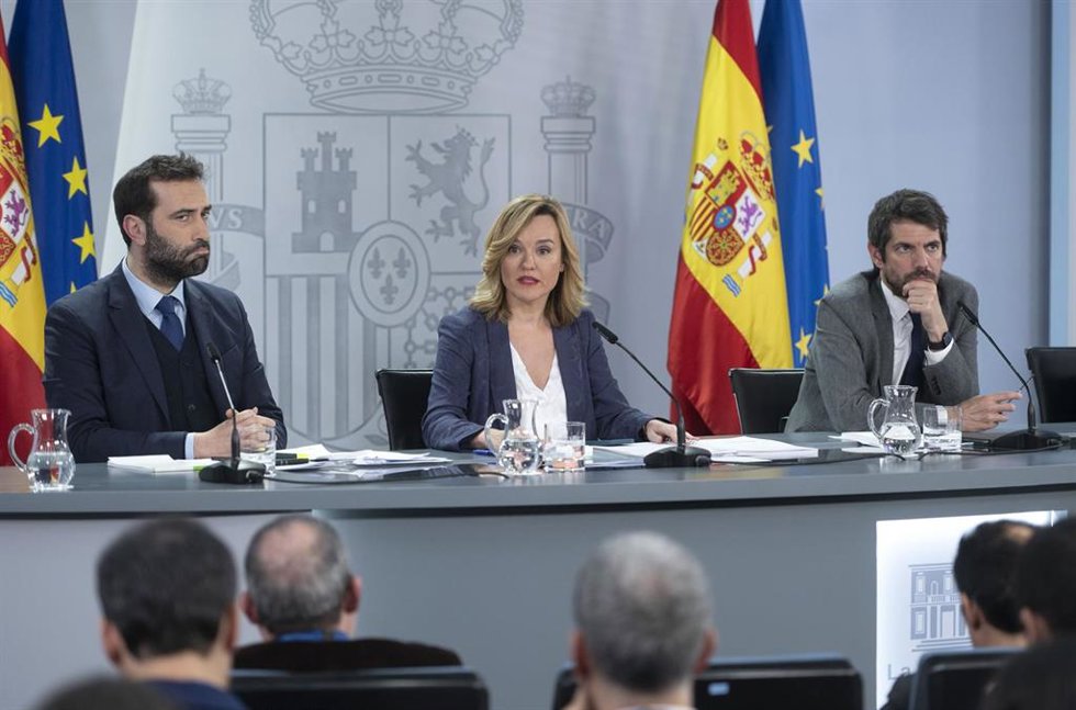 (I-D) El ministro de Economía, Comercio y Empresa, Carlos Cuerpo; la portavoz del Gobierno y ministra de Educación, Pilar Alegría, y el ministro de Cultura, Ernest Urtasun, durante una rueda de prensa posterior a la reunión del Consejo de Ministros, en