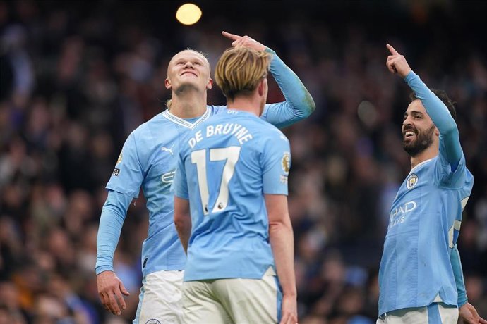 Kevin De Bruyne, Erling Haaland y Bernardo Silva, jugadores del Manchester City, celebrando un gol.