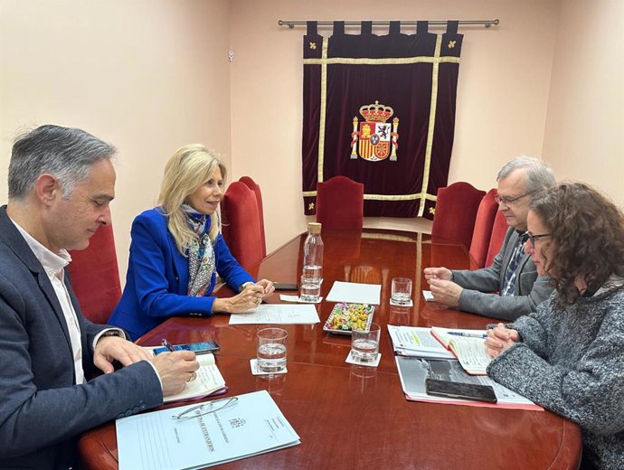 Reunión entre representantes de CCOO y la subdeleagda del Gobierno en Huelva, María José Rico.