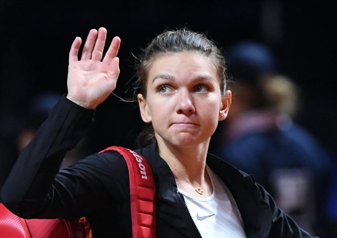 Archivo - La tenista rumana Simona Halep saluda a los aficionados durante un torneo