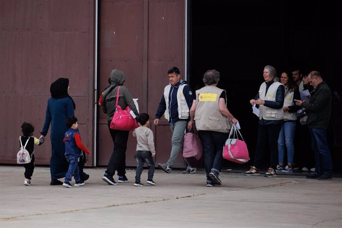 Archivo - Varios trabajadores del Ministerio de Inclusión, Seguridad Social y Migraciones, reciben a varias personas con niños procedentes de Siria a su llegada a la base aérea de Torrejón de Ardoz, a 19 de mayo de 2023.