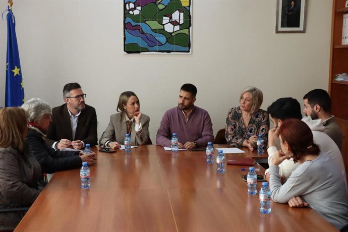 Reunión entre representantes institucionales del PSOE y de la asociación Acodisval.