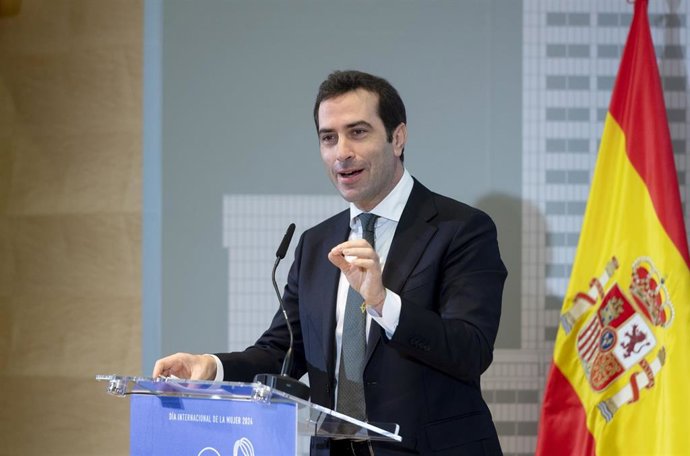 El ministro de Economía, Comercio y Empresa, Carlos Cuerpo, inaugura la jornada 'La Mujer en la internacionalización de la Economía Española', en la sede del Ministerio, a 4 de marzo de 2024, en Madrid (España).