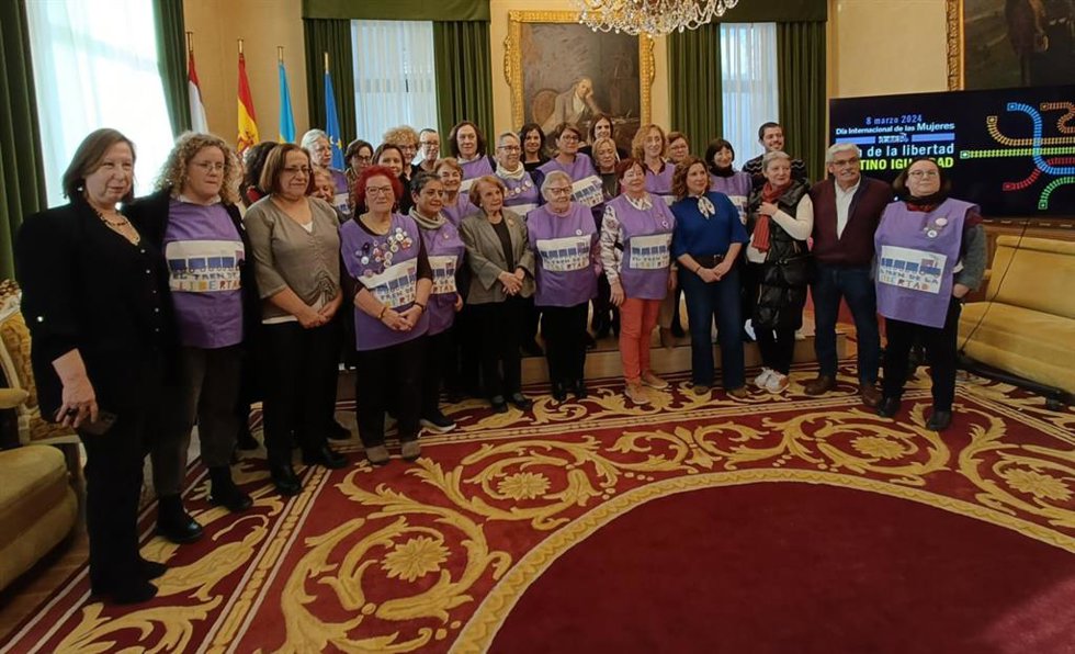 Recepción en el Ayuntamiento de Gijón a integrantes del 'Tren de la Libertad',  presidida por la alcaldesa gijonesa, Carmen Moriyón (Foro), y con presencia, entre otros, de la ex alcaldesa de Gijón, Paz Fernández Felgueroso.
