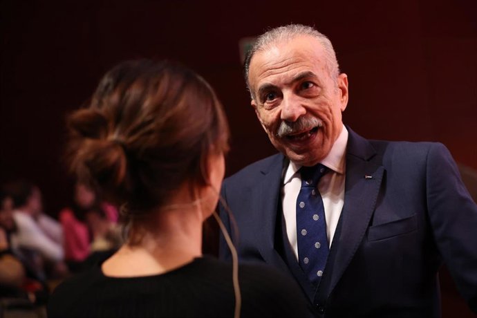 La ministra de Juventud e Infancia, Sira Rego, conversa con el embajador de Palestina en España, Husni Abdel Wahed, durante la presentación de 'Una nana para Palestina' de Marwán, en el Museo Nacional Centro de Arte Reina Sofía, a 6 de febrero de 2024, 