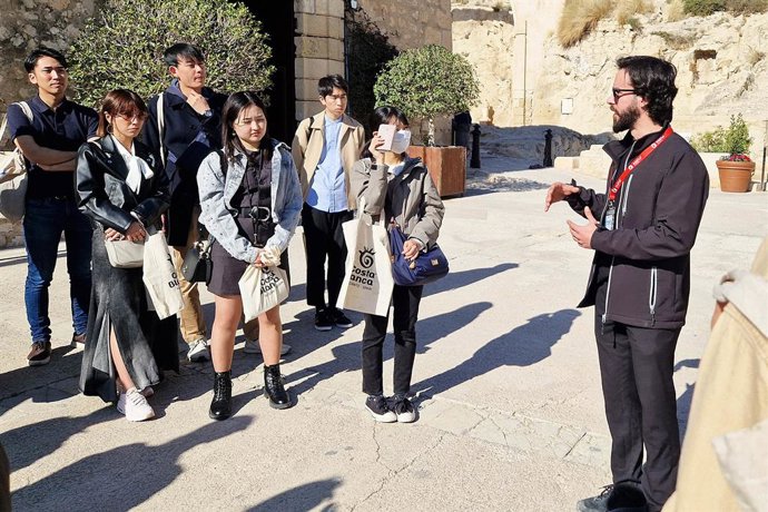 Estudiants japonesos visiten la Costa Blanca per a conixer la seua oferta de turisme idiomtic