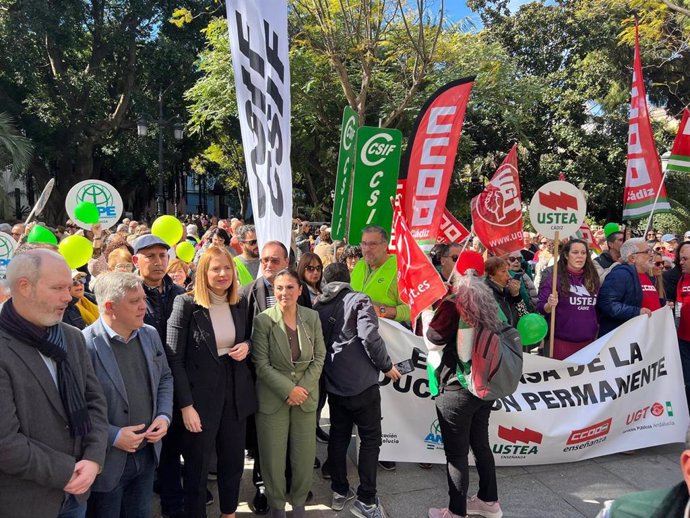 Dirigentes del PSOE en la concentración en favor de los centros de formación de adultos.