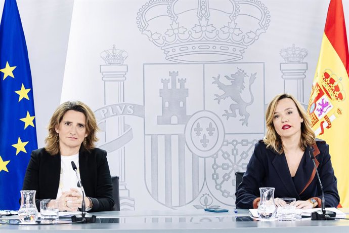 La vicepresidenta tercera i ministra per a la Transició Ecolgica i el Repte Demogrfic, Teresa Ribera (e), i la portaveu del Govern i ministra d'Educació, Formació Professional i Esports, Pilar Alegria (d)