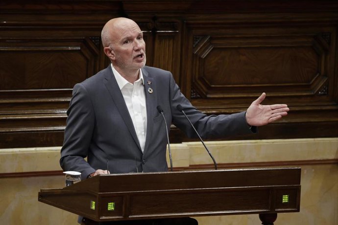 El conseller de Acción Climática, David Mascort, interviene en el pleno sobre agricultura en el Parlament