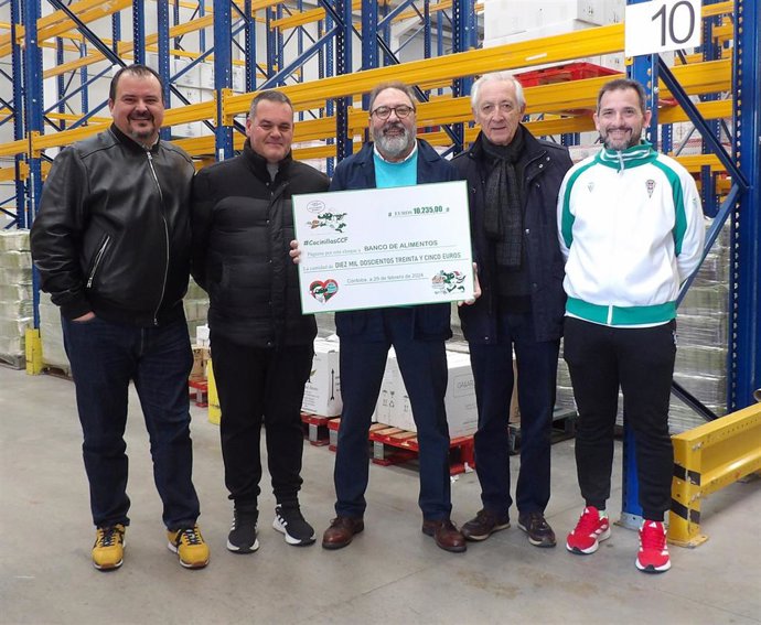 Archivo - La Asociación Cocinillas CCF entrega al Banco de Alimentos el cheque por valor de más de 10.000 euros.