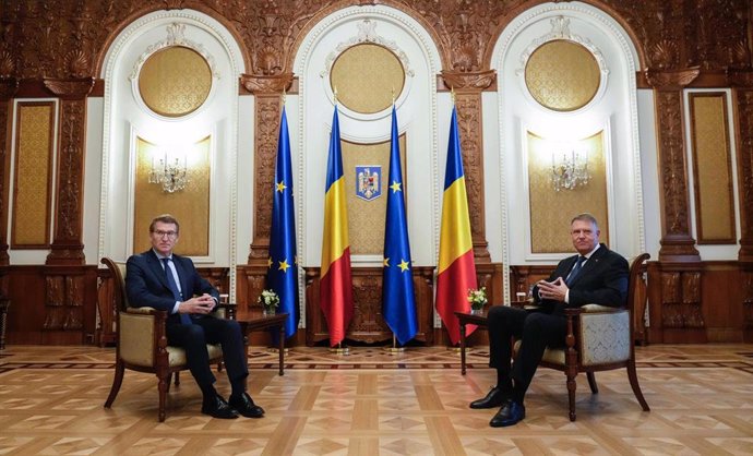 El líder del PP, Alberto Núñez Feijóo, se reúne en Bucarest con el presidente de Rumanía, Klaus Iohannis, antes del congreso del PP europeo.