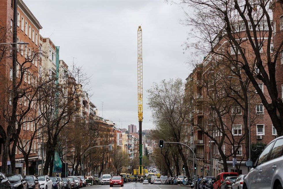Una grúa junto a un edificio en la calle Cavanilles 