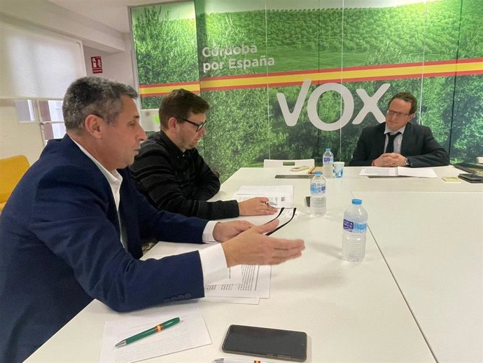 El diputado de Vox por Córdoba, José Ramírez del Río, con el secretario provincial de la Asociación Unificada de Guardias Civiles (AUGC), Gustavo Pérez, y el responsable de Relaciones Institucionales, Rafael Sánchez.