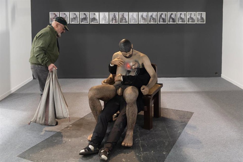 Vista de la escultura 'Manuel', con el artista Rodrigo, el día antes de la inauguración de ARCOmadrid 2024, en Feria de Madrid IFEMA de Madrid, a 5 de marzo de 2024, en Madrid (España)