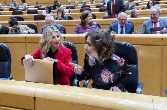 La vicepresidenta segunda y ministra de Trabajo, Yolanda Díaz (i) y la vicepresidenta primera y ministra de Hacienda, María Jesús Montero.