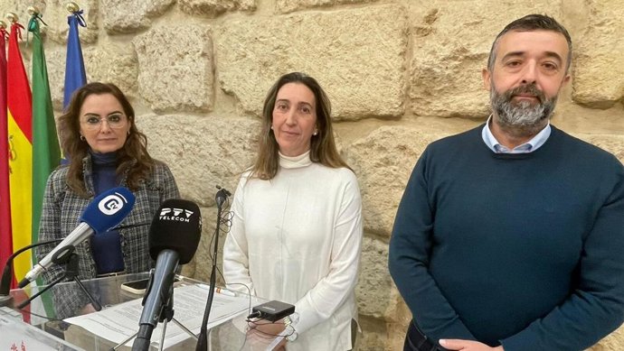 Archivo - La portavoz de Vox en el Ayuntamiento de Córdoba, Paula Badanelli, con Rafael Saco y Yolanda Almagro.