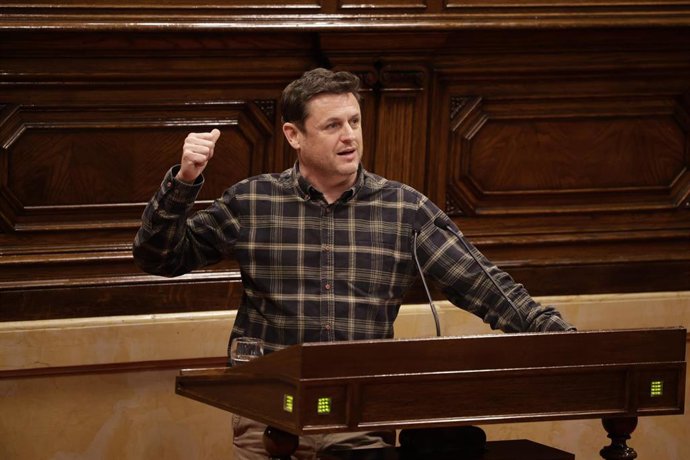 El diputado de los Comuns en el Parlament Enric Brcena en el pleno del Parlament