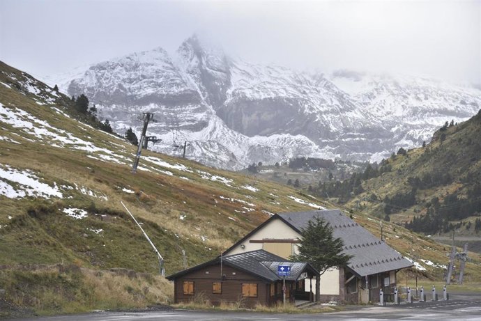 Archivo - Una montaña nevada en la estación de esquí de Astún, Huesca.