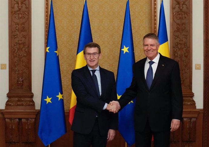 El líder del PP, Alberto Núñez Feijóo, se reúne con el presdente de Rumania, Klaus Iohannis, en Bucarest, antes de que arranque este miércoles el congreso del PPE en la ciudad.