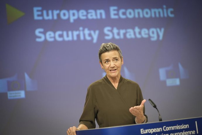 Archivo - June 20, 2023, Brussels, Brussels, Belgium: Margrethe VESTAGER, Valdis DOMBROVSKIS, and Josep BORRELL FONTELLES held a press conference at the end of the Eurogroup meeting today in the Belgian capital. Josep BORRELL FONTELLES (left) Margrethe 