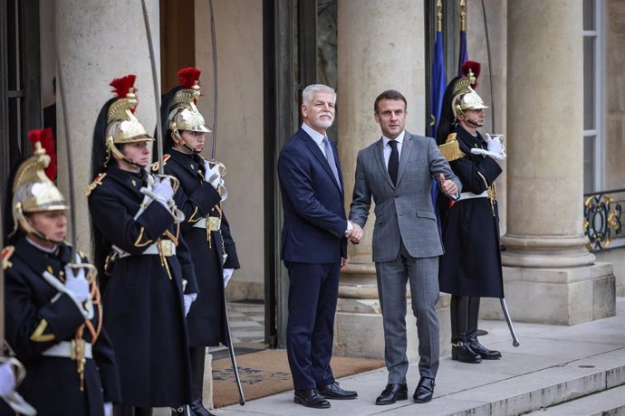 Archivo - December 20, 2023, PARIS, France, FRANCE: Paris, France le 20 decembre 2023 - Conseil des ministres au Palais de l Elysee - Council of Ministers at the Elysee Palace - Ici EMMANUEL MACRON ET PETR PAVEL