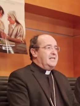 Archivo - El obispo de Coria-Cáceres, Jesús Pulido, en una rueda de prensa