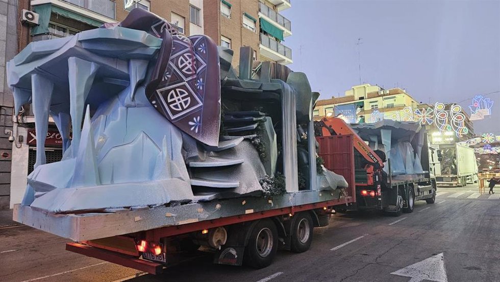 L'Antiga de Campanar saca a la calle los primeros 'ninots' e inicia la 'Plant' de las comisiones de Especial
