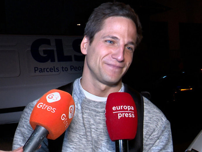 Gotzon Mantuliz atendiendo a la prensa.