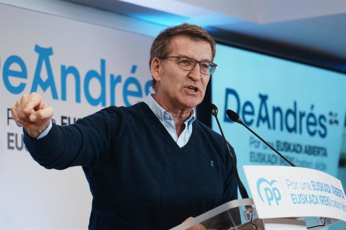 El presidente del PP, Alberto Núñez Feijóo, interviene durante la presentación oficial de Javier de Andrés como candidato a Lehendakari, en el Palacio Euskalduna, a 2 de marzo de 2024, en Bilbao, Vizcaya, País Vasco (España). 