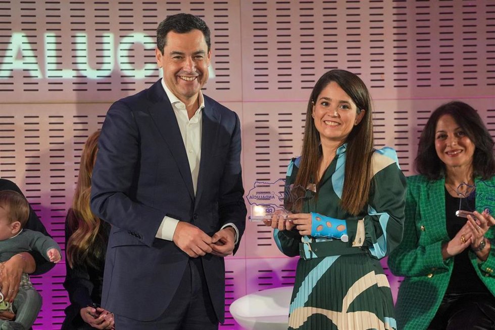 El presidente de la Junta de Andalucía, Juanma Moreno hace entrega de galardones a una mujer por de cada provincia de Andalucía en el acto con motivo del Día de la Mujer, a 5 de marzo de 2024, en Sevilla, Andalucía (España). El presidente del PP-A, Juan