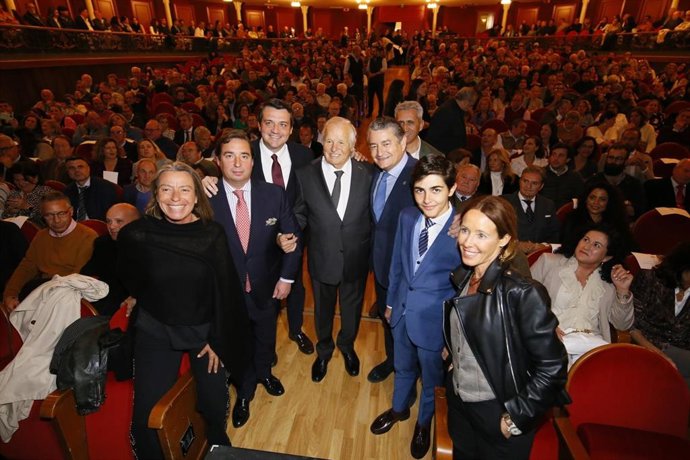 Antonio Sanz (3d), el alcalde de Córdoba, José María Bellido (3i), el ex torero Manuel Benítez 'el Cordobés' (c), y el empresario José María Garzón (2i), entre otros, posan antes de la gala de presentación de la Feria Taurina de Córdoba 2024
