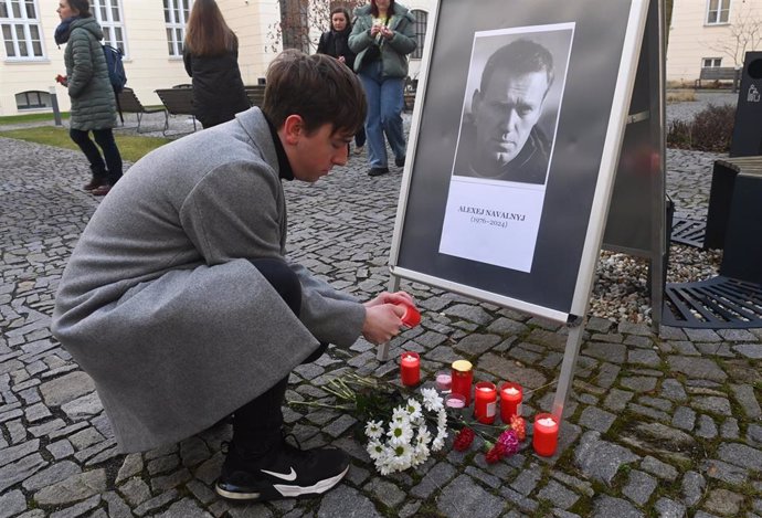 Ciudadanos rusos depositan flores y velas en recuerdo al opositor Alexei Navalni.