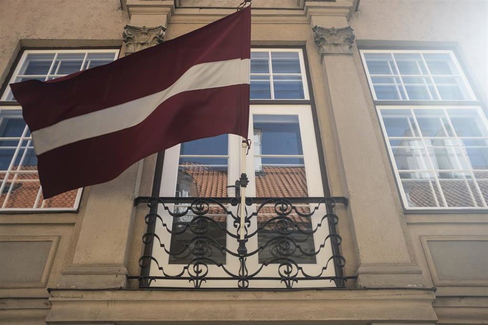 Archivo - Bandera de Letonia en las calles de la capital, Riga