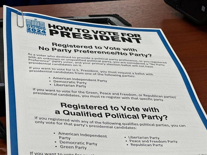 Material de formación para trabajadores electorales e inspectores electorales en un centro de formación del condado de Santa Bárbara el 2 de marzo de 2024, el fin de semana anterior a las elecciones primarias presidenciales de 2024.