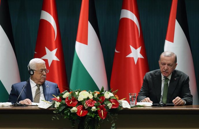 El presidente de Turquía, Recep Tayyip Erdogan (derecha), y su homólogo palestino, Mahmud Abbas (izquierda)