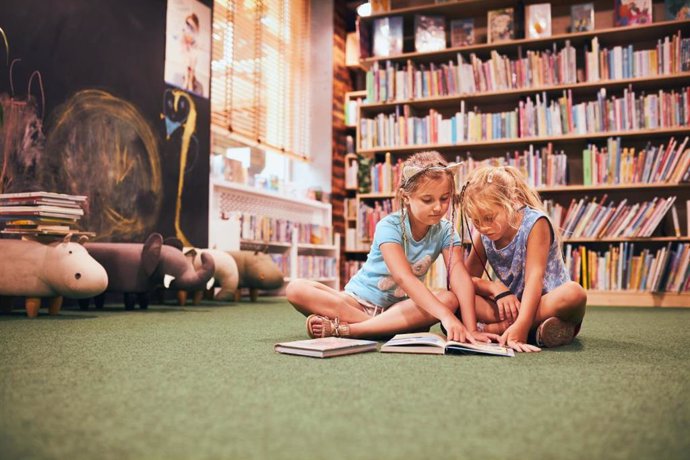 Archivo - Niñas leyendo.